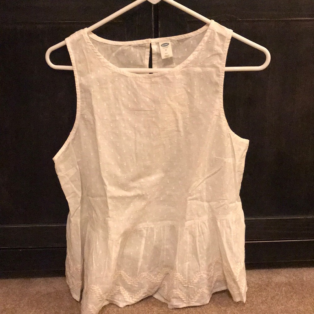 NWT. Old navy eyelet white tank top. Size M petite